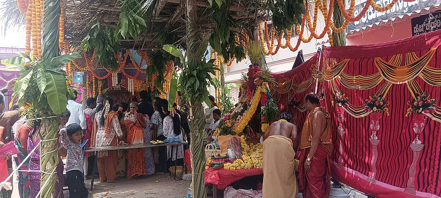 ಹೊಳೆನರಸೀಪುರದಲ್ಲಿ ಭಾನುವಾರ ನಡೆದ ಕೋಟೆ ಮಾರಮ್ಮನ ಜಾತ್ರೆ ಹಾಗೂ ದೇವಾಲಯದ 11ನೇ ವಾರ್ಷಿಕೋತ್ಸವದಲ್ಲಿ ಭಕ್ತರು ಭಾಗವಹಿಸಿದ್ದರು