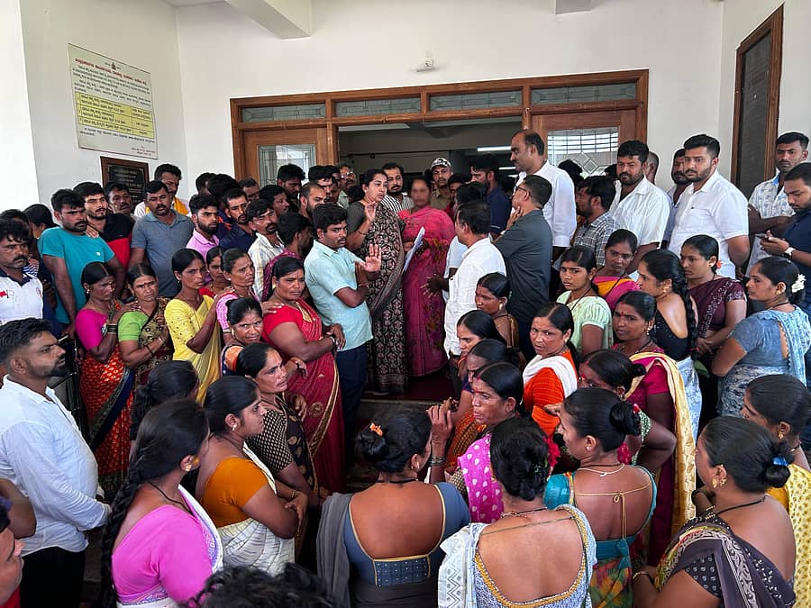 ಉಡುಪಿ ಜಿಲ್ಲಾಧಿಕಾರಿಗೆ ಮಲ್ಪೆ ಬಂದರಿನಲ್ಲಿ ಹಲ್ಲೆಗೊಳಗಾದ ಮಹಿಳೆ ಸೋಮವಾರ ಮನವಿ ಸಲ್ಲಿಸಿದರು. ಸ್ಥಳೀಯ ಬಂಜಾರ ಸಮುದಾಯದವರು, ಶಾಸಕ ಯಶ್‌ಪಾಲ್‌ ಸುವರ್ಣ ಉಪಸ್ಥಿತರಿದ್ದರು