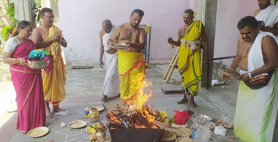 ಅರಕಲಗೂಡು ಕೋಟೆ ಕೋದಂಡರಾಮ ದೇವಾಲಯದಲ್ಲಿ ಸೋಮವಾರ ಕಳಸ ಪುನರ್ ಪ್ರತಿಷ್ಠಾಪನೆ ಪ್ರಯುಕ್ತ ಹೋಮ ನಡೆಸಲಾಯಿತು