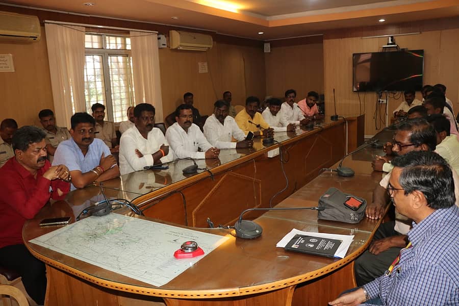 ಶಿವಮೊಗ್ಗದಲ್ಲಿ ಸೋಮವಾರ ಕರ್ನಾಟಕ ನೀರಾವರಿ ನಿಗಮದ ಕಚೇರಿಯಲ್ಲಿ ನಾಲೆ ದುರಸ್ತಿಯ ಬಗ್ಗೆ ಮಾಜಿ ಸಚಿವ ಎಂ.ಪಿ.ರೇಣುಕಾಚಾರ್ಯ ಅಧಿಕಾರಿಗಳೊಂದಿಗೆ ಚರ್ಚಿಸಿದರು