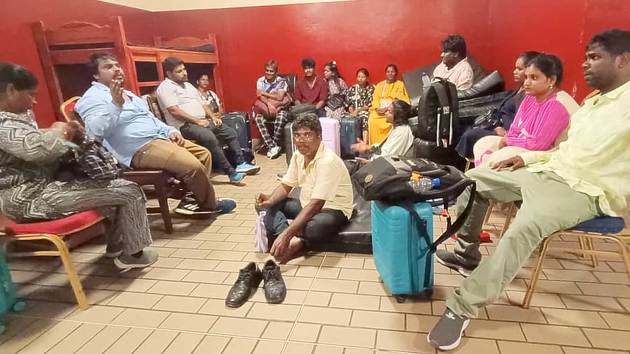 <div class="paragraphs"><p>ವೀಸಾ ಸಮಸ್ಯೆ: ಆಫ್ರಿಕಾದ ಗಬಾನ್‌ನಲ್ಲಿ ಸಿಲುಕಿದ್ದ 21 ಹಕ್ಕಿಪಿಕ್ಕಿಗಳು ಭಾರತಕ್ಕೆ</p></div>