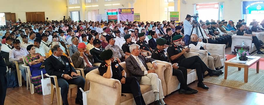 ಮಡಿಕೇರಿಯ ‘ಕ್ರಿಸ್ಟಲ್ ಕೋರ್ಟ್’ ಹೋಟೆಲ್ ಸಭಾಂಗಣದಲ್ಲಿ ಸೋಮವಾರ ನಡೆದ ಭೂಸೇನೆಯ ಸದರ್ನ್ ಕಮಾಂಡ್ ವಿಭಾಗದ ನಿವೃತ್ತ ಸೈನಿಕರ ಸಮಾವೇಶದಲ್ಲಿ ನೂರಾರು ಮಂದಿ ಭಾಗವಹಿಸಿದ್ದರು
