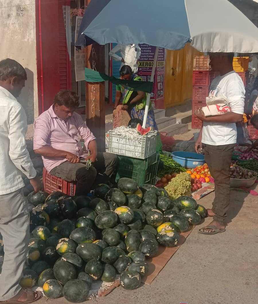 ನರಗುಂದದಲ್ಲಿ ಕಲ್ಲಂಗಡಿ ಮಾರಾಟ ಮಾಡುತ್ತಿರುವ ದೃಶ್ಯ.