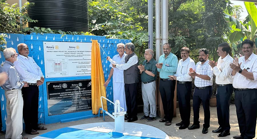 ಸುರತ್ಕಲ್‍ನ ಮಹಾಲಿಂಗೇಶ್ವರ ಆಂಗ್ಲ ಮಾಧ್ಯಮ ಶಾಲೆಯ ಶ್ರೀ ವಿದ್ಯಾ ವಿನಾಯಕ ಆವರಣದಲ್ಲಿ ರೋಟರಿ ಕ್ಲಬ್ ಸುರತ್ಕಲ್ ಹಾಗೂ ರೋಟರಿ ಕ್ಲಬ್ ಮಂಗಳೂರು ಸಿಟಿ ಜಂಟಿ ಆಶ್ರಯದಲ್ಲಿ  ನಿರ್ಮಿಸಿರುವ ಮಳೆ ನೀರು ಸಂಗ್ರಹ ಘಟಕವನ್ನು ರೋಟರಿ ಗವರ್ನರ್‌ ವಿಕ್ರಮ್‍ದತ್ತ ಸೋಮವಾರ ಉದ್ಘಾಟಿಸಿದರು
