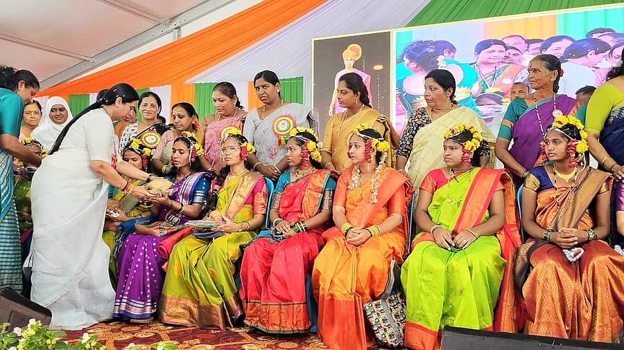 <div class="paragraphs"><p>ಬೆಳಗಾವಿಯಲ್ಲಿ ಸೋಮವಾರ ಮಹಿಳಾ ಮತ್ತು ಮಕ್ಕಳ ಅಭಿವೃದ್ಧಿ ಸಚಿವೆ ಲಕ್ಷ್ಮೀ ಹೆಬ್ಬಾಳಕರ ಅವರು ಗರ್ಭಿಣಿಯರಿಗೆ ಸಾಮೂಹಿಕ ಸೀಮಂತ ನೆರವೇರಿಸಿದರು </p></div>