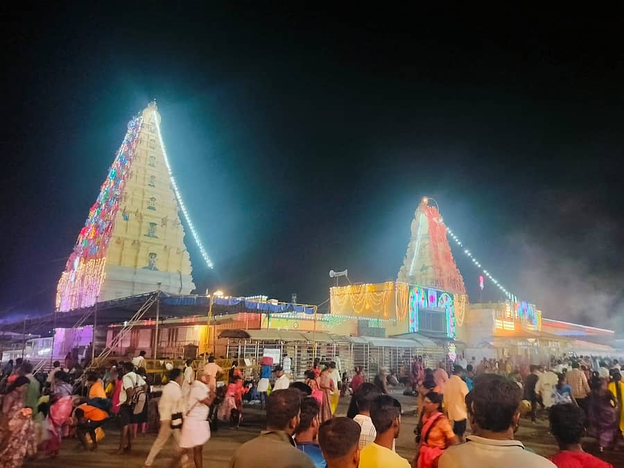 ಯುಗಾದಿ ಜಾತ್ರಾ ಮಹೋತ್ಸವದ ಅಂಗವಾಗಿ ದೇವಾಲಯವನ್ನು ವಿದ್ಯುತ್ ದೀಪಗಳಿಂದ ಅಲಂಕರಿಸಲಾಗಿದೆ