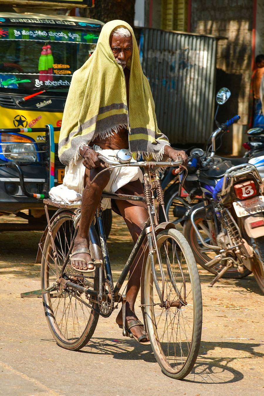 ಟವೆಲ್‌ ಹೊದ್ದು ಸೈಕಲ್‌ ತುಳಿಯುತ್ತ ಹೊರಟ ರೈತ ಕೊಪ್ಪಳದ ಎಪಿಎಂಸಿಯಲ್ಲಿ ಕಂಡ ಬಗೆ –ಪ್ರಜಾವಾಣಿ ಚಿತ್ರ