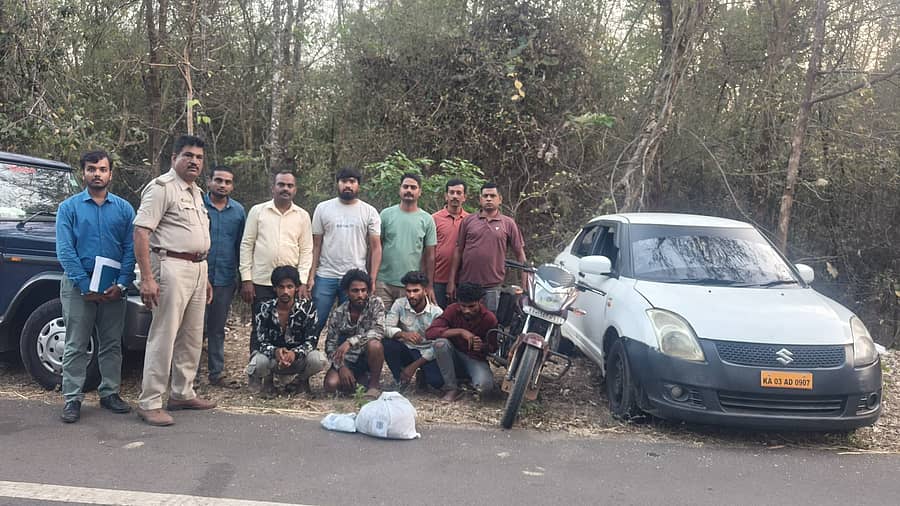 ಆರೋಪಿಗಳು ಹಾಗೂ ಅವರಿಂದ ವಶಪಡಿಸಿಕೊಂಡ ಗಾಂಜಾ ಮತ್ತು ವಾಹನಗಳೊಂದಿಗೆ ಸಿಇಎನ್‌ ಠಾಣೆಯ ಪೊಲೀಸರು