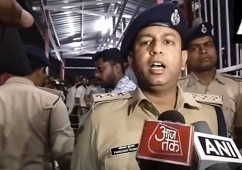 <div class="paragraphs"><p>ಘಟನಾ ಸ್ಥಳದಲ್ಲಿ ಪೊಲೀಸರು ಪರಿಶೀಲನೆ ನಡೆಸಿದರು.</p></div>