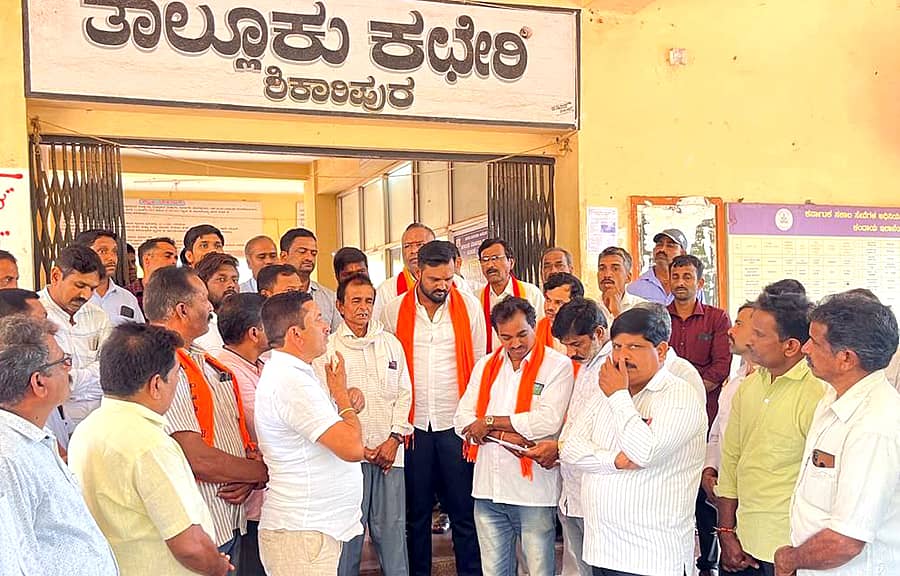 ತೊಗರ್ಸಿ ಶ್ರೀ ಮಲ್ಲಿಕಾರ್ಜುನ ಜಾತ್ರೆ ಸಂದರ್ಭದಲ್ಲಿ ಅನ್ನದಾಸೋಹವನ್ನು ಒಂದು ದಿನಕ್ಕೆ ಸೀಮಿತಗೊಳಿಸಿದ್ದನ್ನು ವಿರೋಧಿಸಿ ನೂರಾರು ಭಕ್ತರು ಶಿಕಾರಿಪುರದಲ್ಲಿ ಪ್ರತಿಭಟನೆ ನಡೆಸಿ ತಹಶೀಲ್ದಾರ್‌ಗೆ ಮನವಿ ಸಲ್ಲಿಸಿದರು