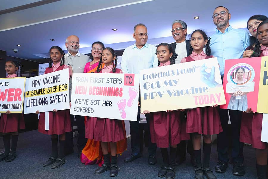 ಕಾರ್ಯಕ್ರಮದಲ್ಲಿ ವಿದ್ಯಾರ್ಥಿನಿಯರು ‘ಎಚ್‌ಪಿವಿ’ ಲಸಿಕೆ ಬಗ್ಗೆ ಜಾಗೃತಿ ಮೂಡಿಸಿದರು. ದಿನೇಶ್ ಗುಂಡೂರಾವ್,  ಡಾ.ಹೇಮಾ ದಿವಾಕರ್, ಅಲೆಕ್ಸ್ ಥಾಮಸ್, ಡಾ. ವಿಶಾಲ್ ರಾವ್ ಉಪಸ್ಥಿತರಿದ್ದರು