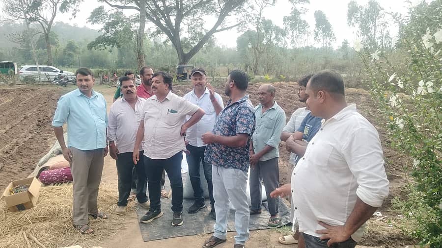 ಕುಶಾಲನಗರ ಸಮೀಪದ ಹುದುಗೂರು ಗ್ರಾಮದ ಕೃಷಿಕ ರವೀಂದ್ರ ಅವರ ಮನೆ ಮೇಲೆ ಮರ ಬಿದ್ದು ಹಾನಿಯಾಗಿದ್ದು, ಗ್ಯಾರಂಟಿ ಅನುಷ್ಠಾನ ಸಮಿತಿ ಅಧ್ಯಕ್ಷ ವಿ.ಪಿ.ಶಶಿಧರ್ ಗುರುವಾರ ಭೇಟಿ ನೀಡಿ ಪರಿಶೀಲನೆ ನಡೆಸಿದರು