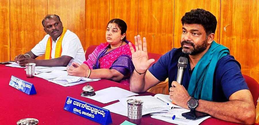 ಪಾಂಡವಪುರ ಪುರಸಭೆ ಸಾಮಾನ್ಯ ಸಭೆಯಲ್ಲಿ ಶಾಸಕ ದರ್ಶನ್ ಪುಟ್ಟಣ್ಣಯ್ಯ ಮಾತನಾಡಿದರು. ಅಧ್ಯಕ್ಷೆ ಜ್ಯೋತಿ ಲಕ್ಷ್ಮಿ, ಉಪಾಧ್ಯಕ್ಷ ಎಲ್.ಅಶೋಕ ಇದ್ದಾರೆ.