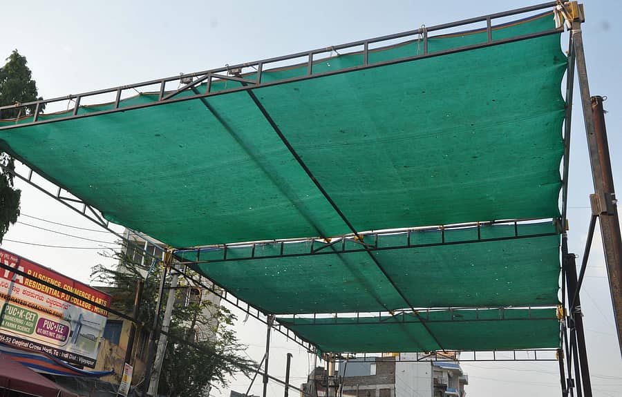 ವಿಜಯಪುರ ನಗರದ ಗಾಂಧಿ ಚೌಕಿಯಲ್ಲಿ ಗುರುವಾರ ಅಳವಡಿಸಿರುವ ಹಳೆಯ ಹಸಿರಿನ ಪರದೆ ತೂತು ಬಿದ್ದಿದೆ –ಪ್ರಜಾವಾಣಿ ಚಿತ್ರ: ಸಂಜೀವ ಅಕ್ಕಿ