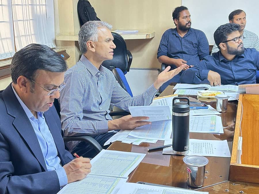 <div class="paragraphs"><p>ತಹಶೀಲ್ದಾರ್‌ಗಳ ಜೊತೆ ಕಂದಾಯ ಸಚಿವ‌ ಕೃಷ್ಣ ಬೈರೇಗೌಡ ಅವರು ವಿಡಿಯೊ ಸಂವಾದ‌‌ ನಡೆಸಿದರು. ಕಂದಾಯ ಇಲಾಖೆಯ ಪ್ರಧಾನ ಕಾರ್ಯದರ್ಶಿ ರಾಜೇಂದ್ರ ಕುಮಾರ್ ಕಟಾರಿಯಾ, ಕಂದಾಯ ಆಯುಕ್ತ ಸುನೀಲ್ ಕುಮಾರ್ ಇದ್ದರು</p></div>