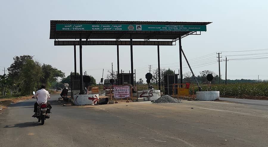 ಹಾವೇರಿ ಜಿಲ್ಲೆಯ ಹಾನಗಲ್ ಹೊರವಲಯದಲ್ಲಿ ನಿರ್ಮಿಸುತ್ತಿರುವ ಟೋಲ್ಗೇಟ್