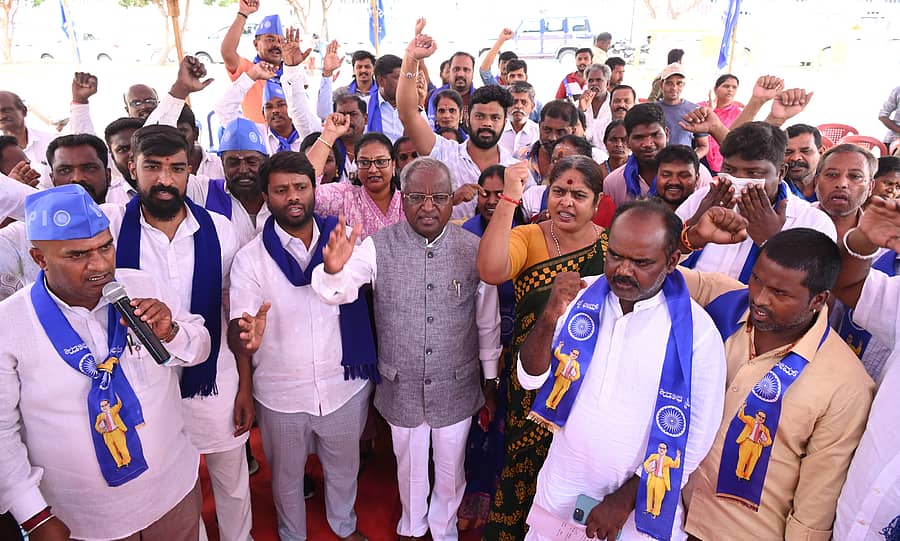 ‘ಗ್ರೇಟರ್‌ ಬೆಂಗಳೂರು ಆಡಳಿತ ಮಸೂದೆ’ ವಿರುದ್ಧ ರಿಪಬ್ಲಿಕನ್‌ ಪಾರ್ಟಿ ಆಫ್‌ ಇಂಡಿಯಾದ (ಆರ್‌ಪಿಐ) ಸದಸ್ಯರು ಶುಕ್ರವಾರ ಪ್ರತಿಭಟನೆ ನಡೆಸಿದರು