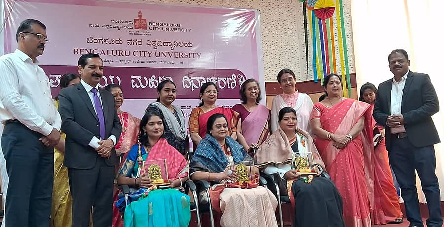 ಕಾರ್ಯಕ್ರಮದಲ್ಲಿ ಲತಾಕುಮಾರಿ, ಪದ್ಮಿನಿ ಪ್ರಸಾದ್ ಮತ್ತು ಶ್ವೇತಾ ರವಿಶಂಕರ್ ಅವರನ್ನು ಸನ್ಮಾನಿಸಲಾಯಿತು