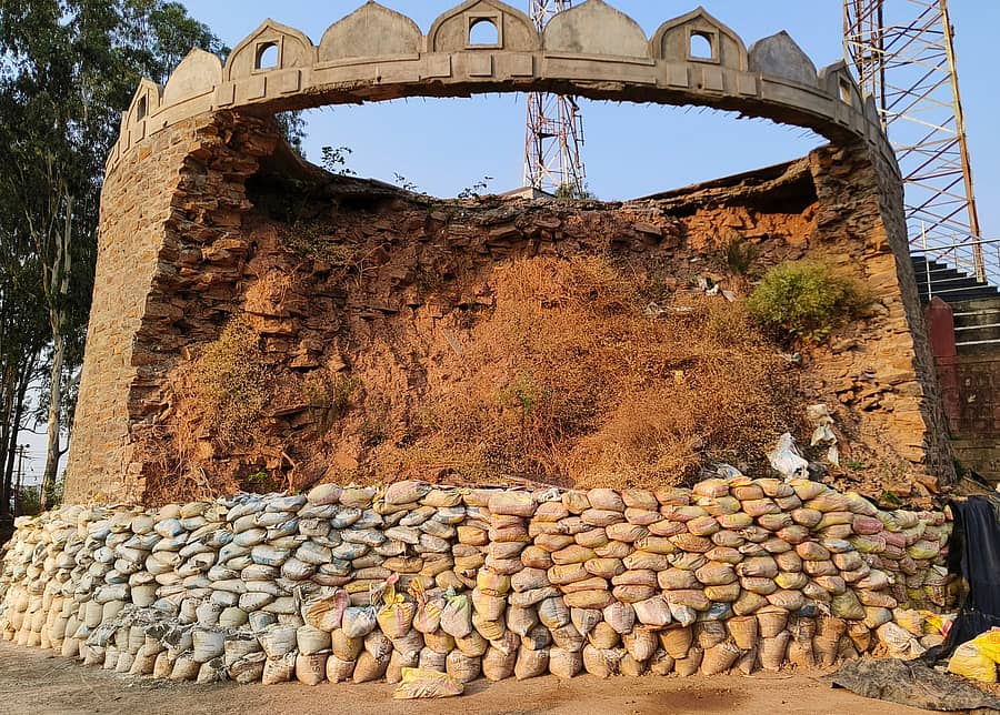 ಚನ್ನಮ್ಮನ ಕಿತ್ತೂರು ಪಟ್ಟಣದಲ್ಲಿಯ ಐತಿಹಾಸಿಕ ಗಡಾದ ಮರಡಿ ಮೇಲಿನ ವೀಕ್ಷಣಾ ಗೋಪುರದ ದುಃಸ್ಥಿತಿ
