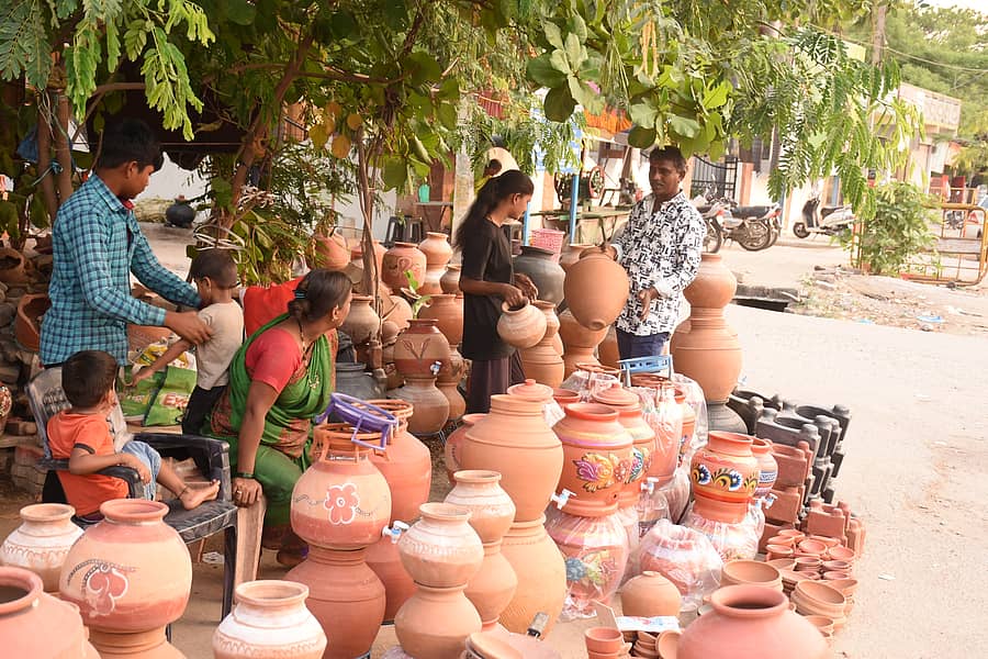 ಯಾದಗಿರಿ ನಗರದ ಮೆಥೋಡಿಸ್ಟ್‌ ಚರ್ಚ್‌ ಮುಂಭಾಗದಲ್ಲಿ ಮಡಿಕೆ ಮಾರಾಟ ಮಾಡುತ್ತಿರುವುದು 
ಪ್ರಜಾವಾಣಿ ಚಿತ್ರ: ರಾಜಕುಮಾರ ನಳ್ಳಿಕರ