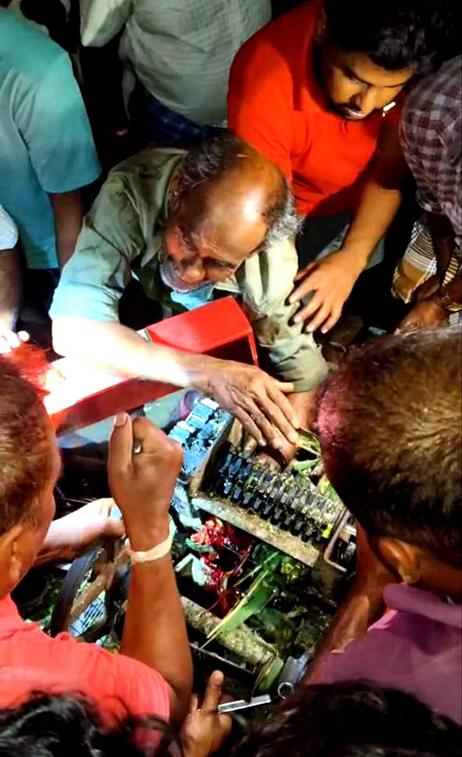 ಕಿಕ್ಕೇರಿ ಹೋಬಳಿಯ ಬೋಳಮಾರನಹಳ್ಳಿಯಲ್ಲಿ ಹುಲ್ಲು ಕತ್ತರಿಸುವ ಯಂತ್ರಕ್ಕೆ ರೈತ ದೇವನಾಥ್ ಕೈ ಸಿಲುಕಿರುವುದನ್ನು ಹೊರತೆಗೆಯಲು ಪ್ರಯಾಸ ಪಡುತ್ತಿರುವ ಗ್ರಾಮಸ್ಥರು