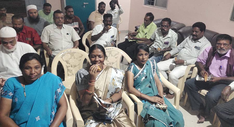 ಬಾಗೇಪಲ್ಲಿ ತಾಲ್ಲೂಕು ಕನ್ನಡ ಸಾಹಿತ್ಯ ಪರಿಷತ್ ಕಚೇರಿಯಲ್ಲಿ ಯುಗಾದಿ, ರಂಜಾನ್ ಪ್ರಯುಕ್ತ ಸರ್ವಧರ್ಮಿಯರು ಸಿಹಿ, ಸಮೋಸಾ, ಬಾಳೆಹಣ್ಣು, ಬೇವು, ಬೆಲ್ಲವನ್ನು ಸೇವಿಸಿದರು 
