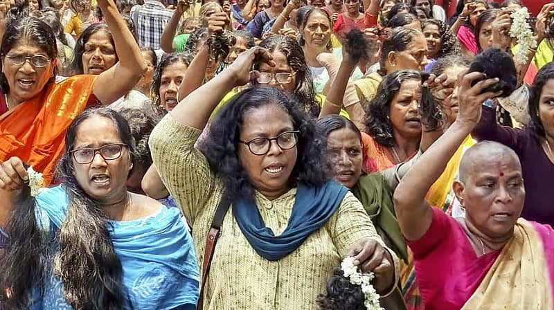 <div class="paragraphs"><p>ಗೌರವಧನವನ್ನು ಹೆಚ್ಚಿಸುವಂತೆ ಒತ್ತಾಯಿಸಿ ಕೇರಳದ ತಿರುವನಂತಪುರದಲ್ಲಿ ಸೋಮವಾರ ಆಶಾ ಕಾರ್ಯಕರ್ತೆಯರು ತಮ್ಮ ಕೂದಲು ಕತ್ತರಿಸಿ ಪ್ರತಿಭಟನೆ ನಡೆಸಿದರು</p></div>