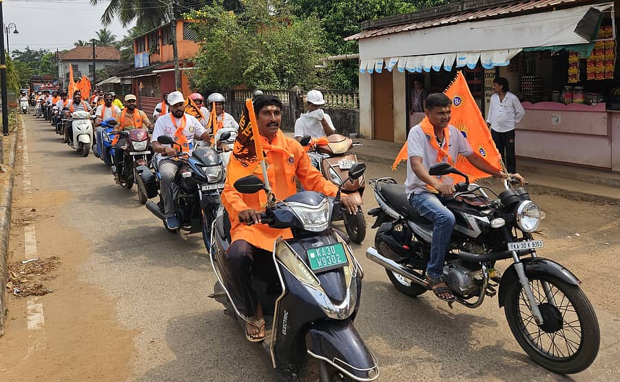 ಸನಾತನ ಧರ್ಮ ಸಂರಕ್ಷಣಾ ವೇದಿಕೆಯ ಕಾರವಾರ ಘಟಕದಿಂದ ಯುಗಾದಿ ಅಂಗವಾಗಿ ಹಮ್ಮಿಕೊಂಡಿದ್ದ ಬೈಕ್ ರ‍್ಯಾಲಿಯಲ್ಲಿ ಹಲವು ಪಾಲ್ಗೊಂಡಿದ್ದರು 