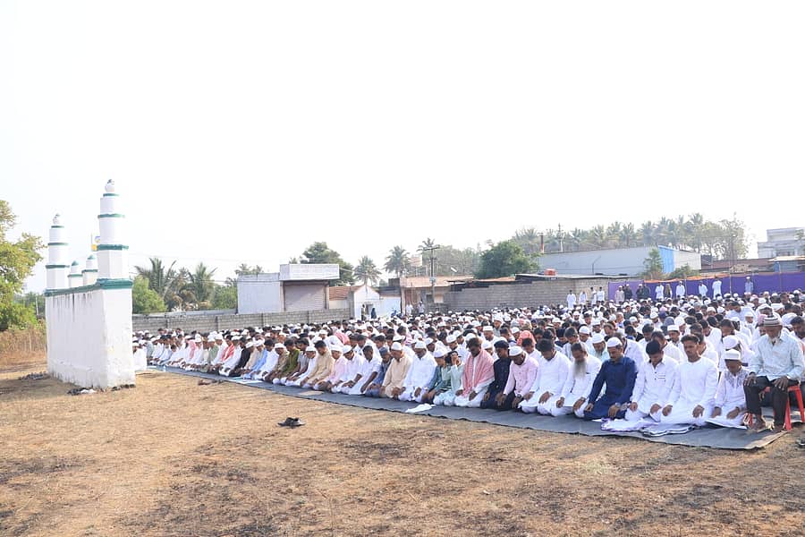 ಚಾಮರಾಜನಗರದ ಸೋಮವಾರಪೇಟೆಯ ಅಹಲೆ ಹದೀಶ ಈದ್ಗಾ ಮೈದಾನದಲ್ಲಿ ಸೋಮವಾರ ಈದ್ ಉಲ್ ಫಿತ್ರ್ ಅಂಗವಾಗಿ ಮುಸ್ಲಿಮರು ಸಾಮೂಹಿಕ ವಿಶೇಷ ಪ್ರಾರ್ಥನೆ ಸಲ್ಲಿಸಿದರು