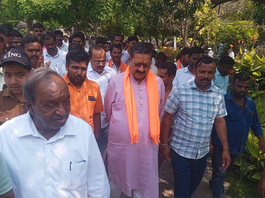 <div class="paragraphs"><p>ಶಾಸಕ ಬಸನಗೌಡ ಪಾಟೀಲ ಯತ್ನಾಳ ಅವರು ಸೋಮವಾರ ಗವಿಸಿದ್ಧೇಶ್ವರ ಮಠಕ್ಕೆ ಭೇಟಿ ನೀಡಿದ್ದರು.</p></div>