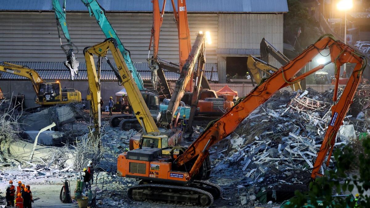 <div class="paragraphs"><p>ಥಾಯ್ಲೆಂಡ್ನ ಬ್ಯಾಂಕಾಕ್ನಲ್ಲಿ ಕುಸಿದ ಕಟ್ಟಡದ ಅವಶೇಷಗಳ ತೆರವು ಕಾರ್ಯಾಚರಣೆ ಭರದಿಂದ ಸಾಗಿದ ದೃಶ್ಯ</p></div>