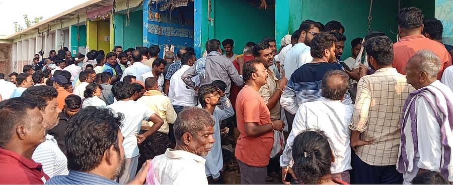 ಯುಗಾದಿ ಹಬ್ಬದ ಮೂರನೇ ದಿನ ಇಲ್ಲಿನ ಅಜ್ಜನಗುಡಿ ರಸ್ತೆ ಬಳಿ ಮಟನ್-ಚಿಕನ್ ಖರೀದಿಗಾಗಿ ಮಂಗಳವಾರ ಮಾರುಕಟ್ಟೆಗೆ ಮುಗಿಬಿದ್ದ ಜನ