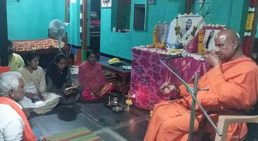 ಚಿತ್ರಸುದ್ದಿ:ಧರ್ಮಪುರ ಸಮೀಪದ ಮದ್ದಿಹಳ್ಳಿಯಲ್ಲಿ ಮನೆ ಮನೆಗೆ ಶ್ರೀಮಾತೆ ಶಾರದಾದೇವಿ ಸತ್ಸಂಗ ಕಾರ್ಯಕ್ರಮದಲ್ಲಿ ಸ್ವಾಮಿ ಬ್ರಹ್ಮ ನಿಷ್ಟಾನಂದ ಮಾತನಾಡಿದರು.