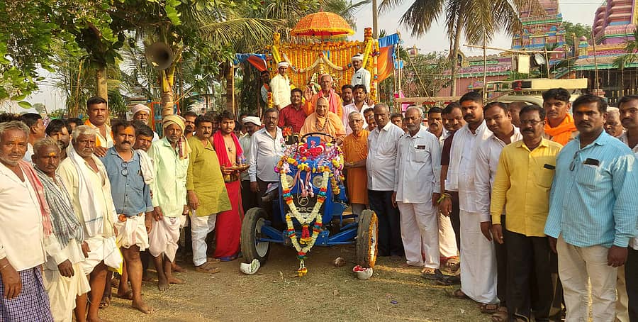 ಶಿಗ್ಗಾವಿ ತಾಲ್ಲೂಕಿನ ಬಂಕಾಪುರ ಪಟ್ಟಣದ ಸುಂಕದಕೇರಿ ಹೊಂಡದ ದುರ್ಗಾದೇವಿ ಜಾತ್ರಾ ಮಹೋತ್ಸವ ಅಂಗವಾಗಿ ಮಂಗಳವಾರ ದುರ್ಗಾದೇವಿ ಮೂರ್ತಿ ಮೆರವಣಿಗೆಗೆ ಅರಳೆಲೆಮಠದ ರೇವಣಸಿದ್ಧೇಶ್ವರ ಸ್ವಾಮೀಜಿ ಚಾಲನೆ ನೀಡಿದರು