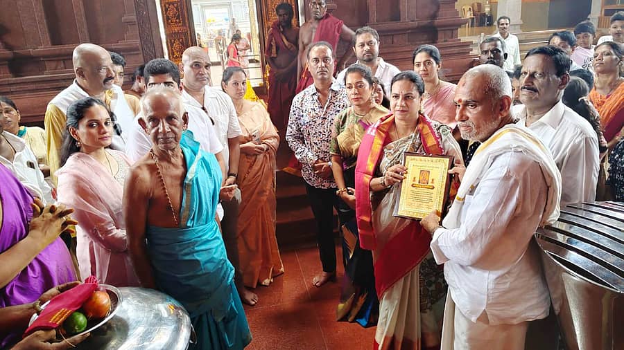 ಕಾಪು ಹೊಸ ಮಾರಿಗುಡಿಗೆ ಭೇಟಿ ನೀಡಿದ ಪುನೀತ್ ರಾಜ್ ಕುಮಾರ್ ಪತ್ನಿ ಅಶ್ವಿನಿ ಅವರನ್ನು  ಗೌರವಿಸಲಾಯಿತು