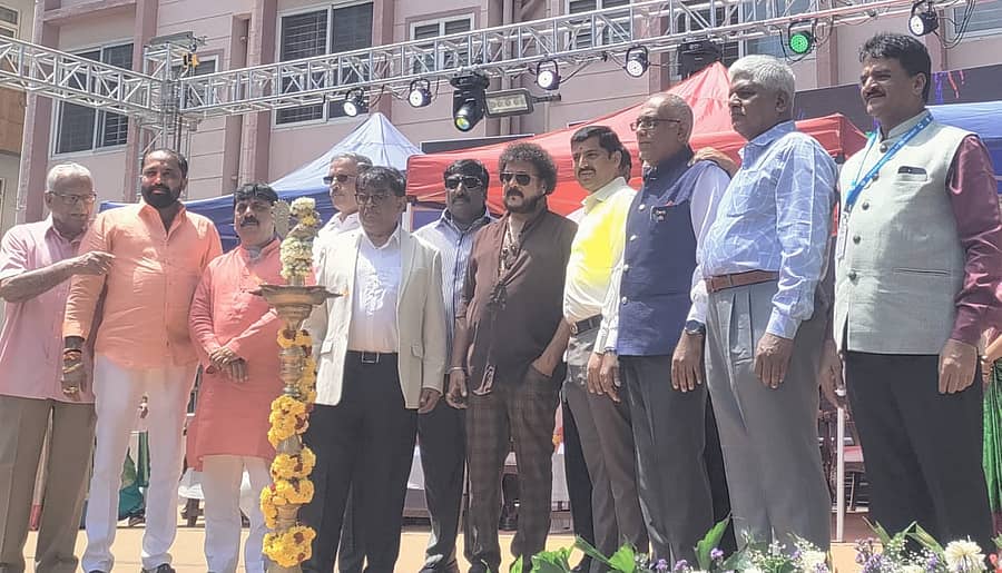 ವೇಮನ ತಾಂತ್ರಿಕ ವಿದ್ಯಾಲಯದಲ್ಲಿ ಹಮ್ಮಿಕೊಂಡಿದ್ದ ವೇಮನೋತ್ಸವ–25 ಸಾಂಸ್ಕೃತಿಕ ಹಬ್ಬದಲ್ಲಿ ನಟ ರವಿಚಂದ್ರನ್‌ ಭಾಗವಹಿಸಿದ್ದರು.