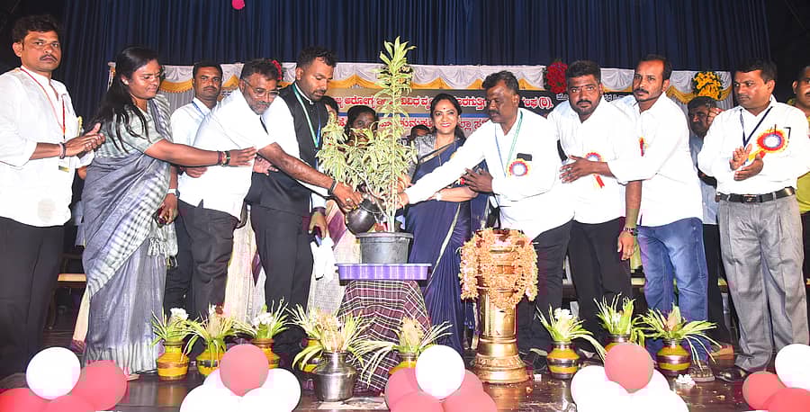 ತುಮಕೂರಿನಲ್ಲಿ ಶುಕ್ರವಾರ ಆರೋಗ್ಯ ಇಲಾಖೆಯ ಹೊರಗುತ್ತಿಗೆ ನೌಕರರ ಸಂಘದಿಂದ ಹಮ್ಮಿಕೊಂಡಿದ್ದ ರಾಜ್ಯ ಮಟ್ಟದ ವಾರ್ಷಿಕ ಮಹೋತ್ಸವ ಕಾರ್ಯಕ್ರಮವನ್ನು ರಾಜ್ಯ ಮಹಿಳಾ ಆಯೋಗದ ಅಧ್ಯಕ್ಷೆ ಡಾ.ನಾಗಲಕ್ಷ್ಮಿ ಚೌಧರಿ ಗಿಡಕ್ಕೆ ನೀರೆರೆಯುವ ಮೂಲಕ ಉದ್ಘಾಟಿಸಿದರು. ಸಂಘದ ಅಧ್ಯಕ್ಷ ಅಕ್ಷಯ್ ಡಿ.ಎಂ.ಗೌಡ, ಪದಾಧಿಕಾರಿಗಳಾದ ಬಿ.ಸಿದ್ದಪ್ಪ, ಕಿರಣ್‌ ಮೊದಲಾದವರು ಪಾಲ್ಗೊಂಡಿದ್ದರು
