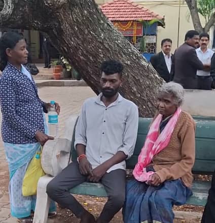 <div class="paragraphs"><p>ಕುಟುಂಬದೊಂದಿಗೆ ನ್ಯಾಯಾಲಯದ ಹೊರಗೆ ಕುಳಿತ ಸುರೇಶ್</p></div>