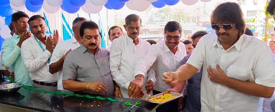 ಆನವಟ್ಟಿಯ ಚೌಡಮ್ಮ ಸರ್ಕಲ್ನ ಕ್ರಾಸ್ನಲ್ಲಿ ನೂತನ ನಂದಿನಿ ಉತ್ಪನ್ನಗಳ ಮಾರಾಟ ಮಳಿಗೆಯನ್ನು ಸಚಿವ ಎಸ್. ಮಧು ಬಂಗಾರಪ್ಪ ಉದ್ಘಾಟಿಸಿದರು