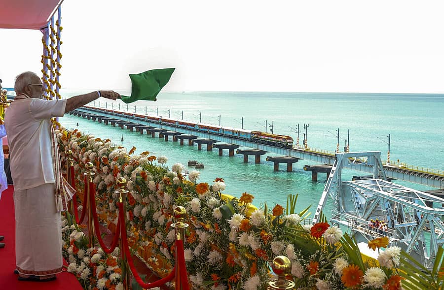 <div class="paragraphs"><p>ಅತ್ಯಾಧುನಿಕ ತಂತ್ರಜ್ಞಾನ ಬಳಸಿ ನಿರ್ಮಿಸಿರುವ ಪಂಬನ್ ಲಿಫ್ಟ್ ಸೇತುವೆಯನ್ನು ಪ್ರಧಾನಿ ನರೇಂದ್ರ ಮೋದಿ ಅವರು ಭಾನುವಾರ (ಏ.6) ಉದ್ಘಾಟಿಸಿದರು. </p></div>