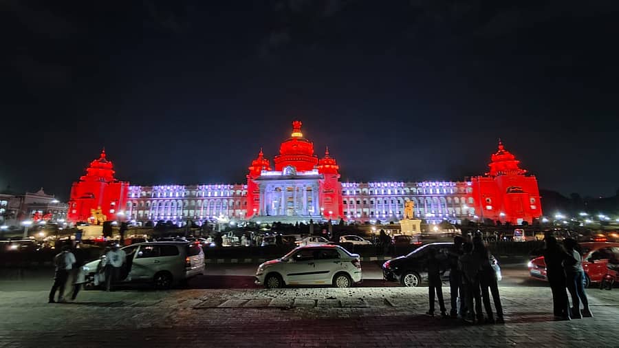 <div class="paragraphs"><p>ಬಣ್ಣ ಬಣ್ಣದ&nbsp;ವಿದ್ಯುತ್‌ ದೀಪಾಲಂಕಾರದಲ್ಲಿ ಜಗಮಗಿಸುತ್ತಿದೆ ವಿಧಾನಸೌಧ</p></div>