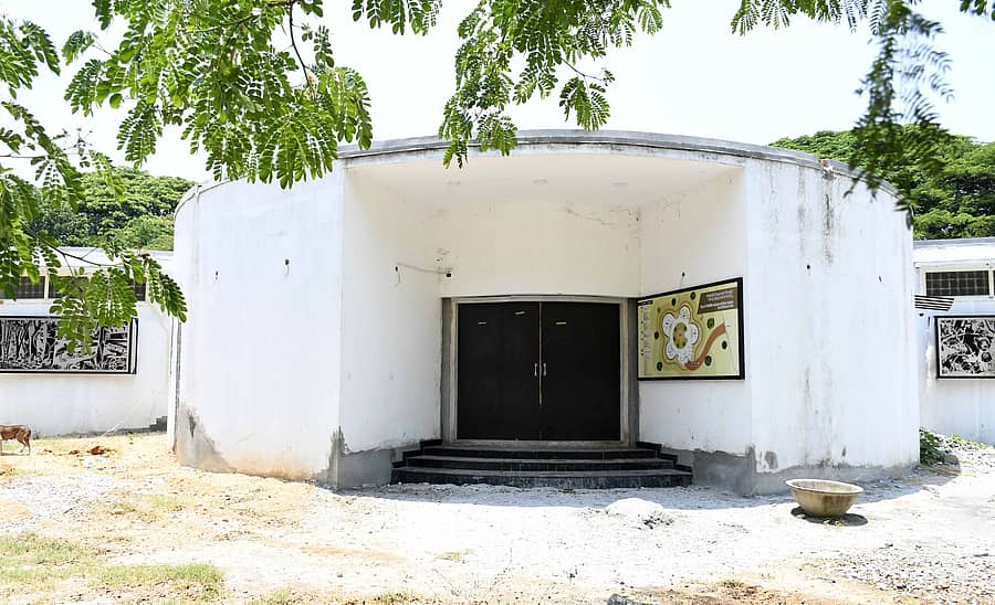ಸ್ಮಾರ್ಟ್ ಸಿಟಿ ಯೋಜನೆಯಡಿ ಗಾಂಧಿ ಪಾರ್ಕ್ ಆವರಣದಲ್ಲಿ ನಿರ್ಮಿಸಲು ಉದ್ದೇಶಿಸಿದ್ದ ವನ್ಯಜೀವಿ ವ್ಯಾಖ್ಯಾನ ಕೇಂದ್ರ ಮತ್ತು ವಿಜ್ಞಾನ ಉದ್ಯಾನ ಅಭಿವೃದ್ಧಿ ಕಾಮಗಾರಿ ಅರ್ಧಕ್ಕೆ ನಿಂತಿರುವುದು