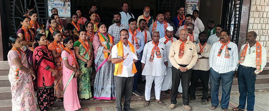 ರಾಮದುರ್ಗದಲ್ಲಿ ಶನಿವಾರ ಬಿಜೆಪಿ ಕಾರ್ಯಕರ್ತರು ತಹಶೀಲ್ದಾರ್‌ ಕಾರ್ಯಾಲಯದ ಮುಂಭಾಗದಲ್ಲಿ ಪ್ರತಿಭಟನೆ ಮಾಡಿದರು 