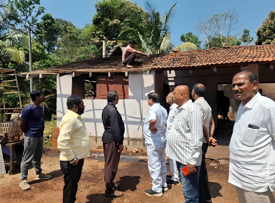 <div class="paragraphs"><p>ತೀರ್ಥಹಳ್ಳಿ ತಾಲ್ಲೂಕಿನಲ್ಲಿ ಸಿಡಿಲಿಗೆ ಹಾನಿಯಾದ ಅಡಿಕೆ ಮತ್ತು ಮನೆಯನ್ನು ಶಾಸಕ ಆರಗ ಜ್ಞಾನೇಂದ್ರ ವೀಕ್ಷಿಸಿದರು</p></div>