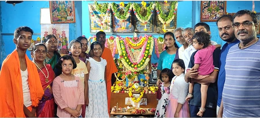 ಬೆಳಕವಾಡಿಯ ಪೂರಿಗಾಲಿ ಗ್ರಾಮದ ರಾಮ ಮಂದಿರದಲ್ಲಿ ರಾಮ ನವಮಿ ಅಂಗವಾಗಿ ದೇವರಿಗೆ ವಿಶೇಷ ಪೂಜೆ ನಡೆಯಿತು