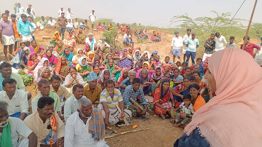 ಕನಕಗಿರಿ ತಾಲ್ಲೂಕಿನ ಹಿರೇಖೇಡ ಗ್ರಾಮದಲ್ಲಿ ನಡೆಯುತ್ತಿರುವ ಕೆರೆ ಹೂಳು ಎತ್ತುವ ಕಾಮಗಾರಿ ಸ್ಥಳಕ್ಕೆ ತಾಲ್ಲೂಕು ಪಂಚಾಯಿತಿ ಸಹಾಯಕಿ ನಿರ್ದೇಶಕಿ ಶರಪೋನ್ನೀಸ್ ಬೇಗಂ ಭೇಟಿ ನೀಡಿದರು