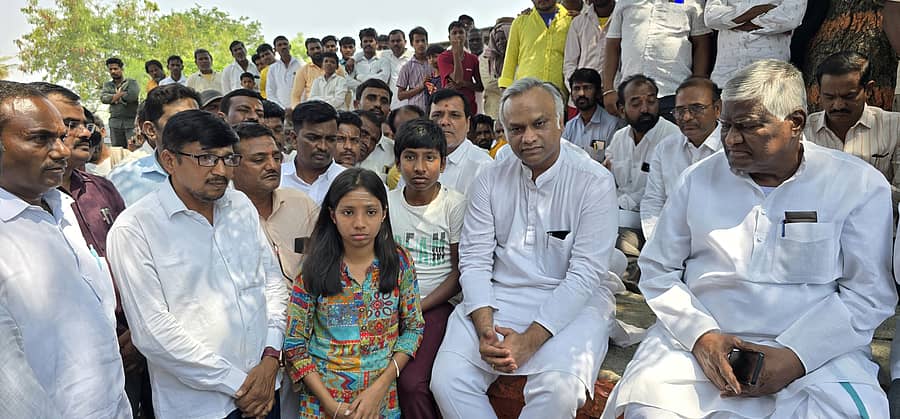ಚಿತ್ತಾಪುರ ತಾಲ್ಲೂಕಿನ ಅಲ್ಲೂರ್(ಬಿ) ಗ್ರಾಮದ ಪತ್ರಕರ್ತ ನಾಗಯ್ಯ ಸ್ವಾಮಿ ಅವರ ಮನೆಗೆ ಸೋಮವಾರ ಭೇಟಿ ನೀಡಿದ ಜಿಲ್ಲಾ ಉಸ್ತುವಾರಿ ಸಚಿವ ಪ್ರಿಯಾಂಕ್ ಖರ್ಗೆ ಅವರು ಕುಟುಂಬಸ್ಥರಿಗೆ ಸಾಂತ್ವನ ಹೇಳಿದರು. ಬ್ಲಾಕ್ ಕಾಂಗ್ರೆಸ್ ಅಧ್ಯಕ್ಷ ಭೀಮಣ್ಣ ಸಾಲಿ ಇದ್ದರು.