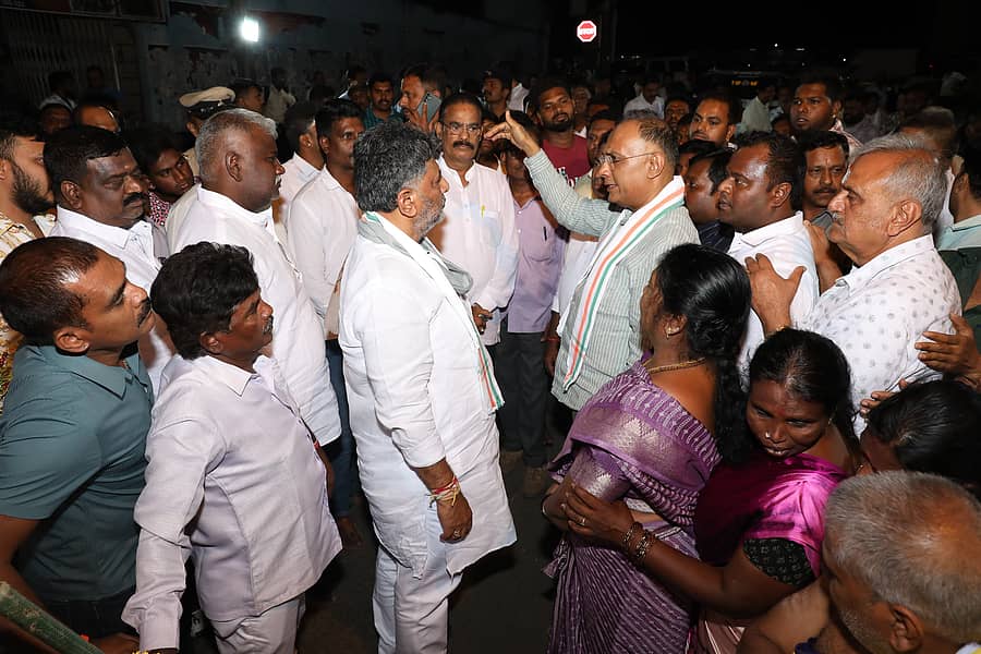 ಉಪ ಮುಖ್ಯಮಂತ್ರಿ ಡಿ.ಕೆ ಶಿವಕುಮಾರ್ ಅವರು ಗಾಂಧಿನಗರದಲ್ಲಿ ರಸ್ತೆ ಕಾಮಗಾರಿಗಳಿಗೆ ಸೋಮವಾರ ಚಾಲನೆ ನೀಡಿದರು. ಸಚಿವ ದಿನೇಶ್ ಗುಂಡೂರಾವ್‌ ಉಪಸ್ಥಿತರಿದ್ದರು