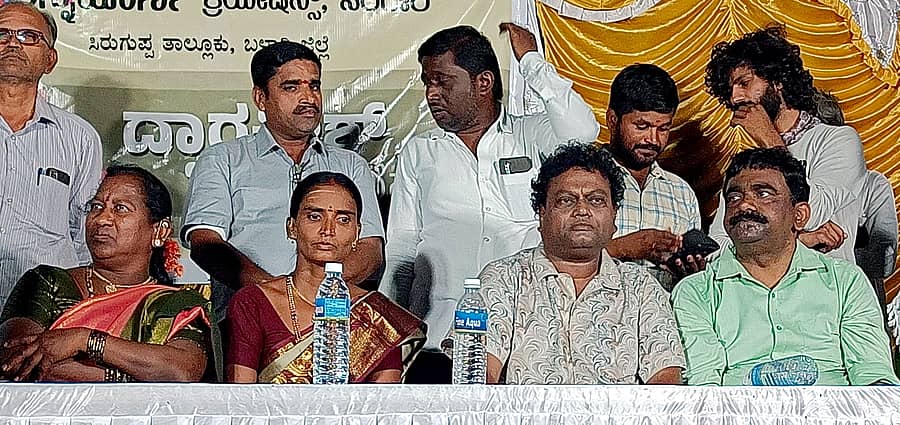 ಕುರುಗೋಡು ಸಮೀಪದ ಸಿರಿಗೇರಿ ಗ್ರಾಮದಲ್ಲಿ ಭಾನುವಾರ ಆಯೋಜಿಸಿದ್ದ ದ್ವಾರಕೀಶ್ ಒಂದು ನೆನಪು ಕಾರ್ಯಕ್ರಮದಲ್ಲಿ ಕರ್ನಾಟಕ ಚಲನಚಿತ್ರ ಅಕಾಡೆಮಿಯ ಅಧ್ಯಕ್ಷ ಸಾಧುಕೋಕಿಲ ಭಾಗವಹಿಸಿದ್ದರು