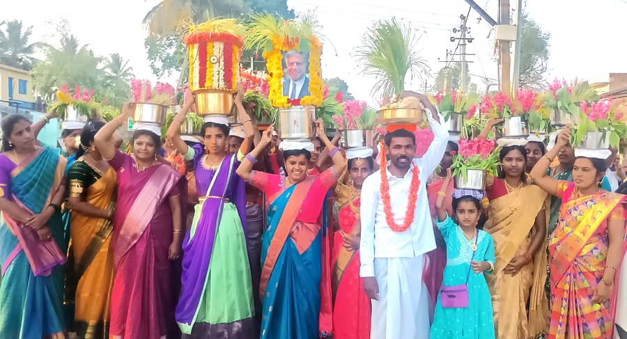<div class="paragraphs"><p>ತೋವಿನಕೆರೆಯಲ್ಲಿ ವಾಲ್ಮಿಕಿ ಸಮಾಜದ ವತಿಯಿಂದ ನಡೆದ ಶ್ರೀರಾಮ ದೇವರ ಮೆರವಣಿಗೆಯಲ್ಲಿ ದಿವಂಗತ ರತನ್ ಟಾಟ ರವರ ಪೋಟೋ ವನ್ನು ಅರತಿ ಜೊತೆ ಇಟ್ಟು ಕೊಂಡು ಮೆರವಣಿಗೆ ಮಾಡಿದ್ದರು.</p></div>